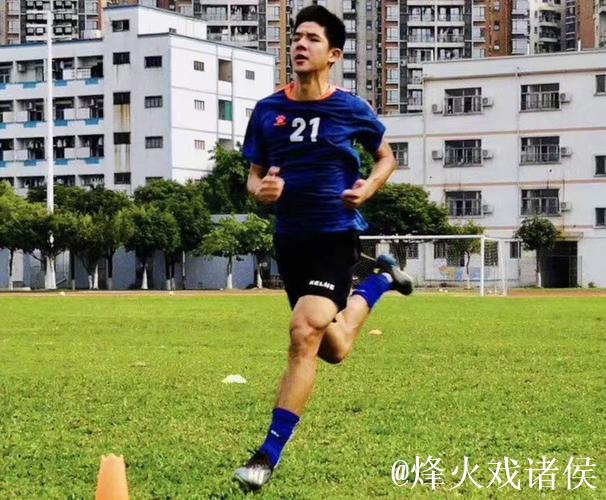 25岁职业球员改行卖肠粉：对中国足球死心了