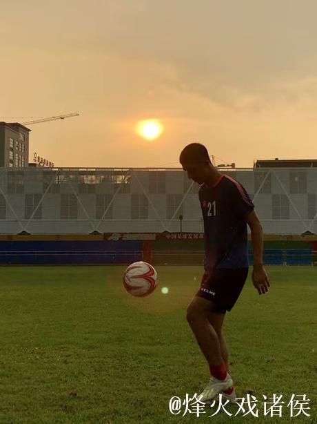 25岁职业球员改行卖肠粉：对中国足球死心了